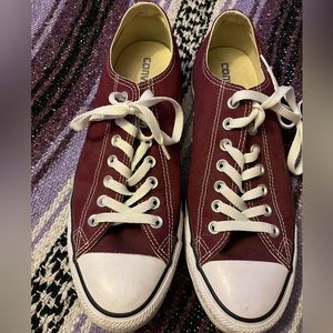 Maroon- like new condition.Men’s size 9 or women size 11 converse all-star shoes
